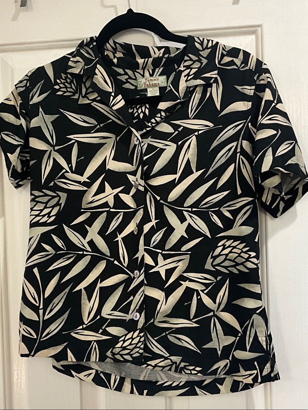Tommy Bahama Black & Cream Leaf-Print Short-Sleeve Button-Down Shirt women’s